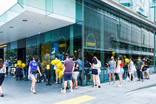 에그슬럿 싱가포르 오차드 스콧스퀘어점에 방문한 현지 소비자들. <SPC 제공>