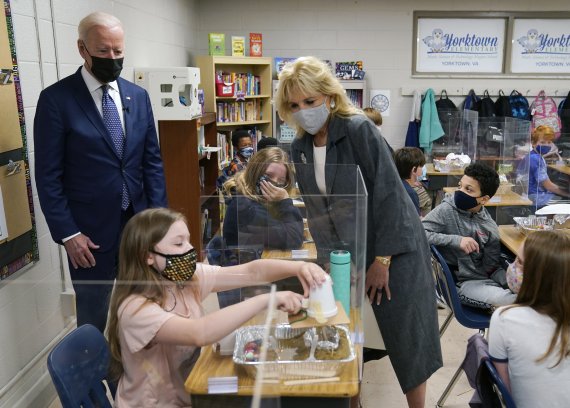 조 바이든 미국 대통령과 부인 질 바이든 여사가 지난 5월 버지니아주 요크타운에 있는 요크타운 초등학교를 방문해 한 학생의 과제 발표를 지켜보고 있다. 뉴시스 제공