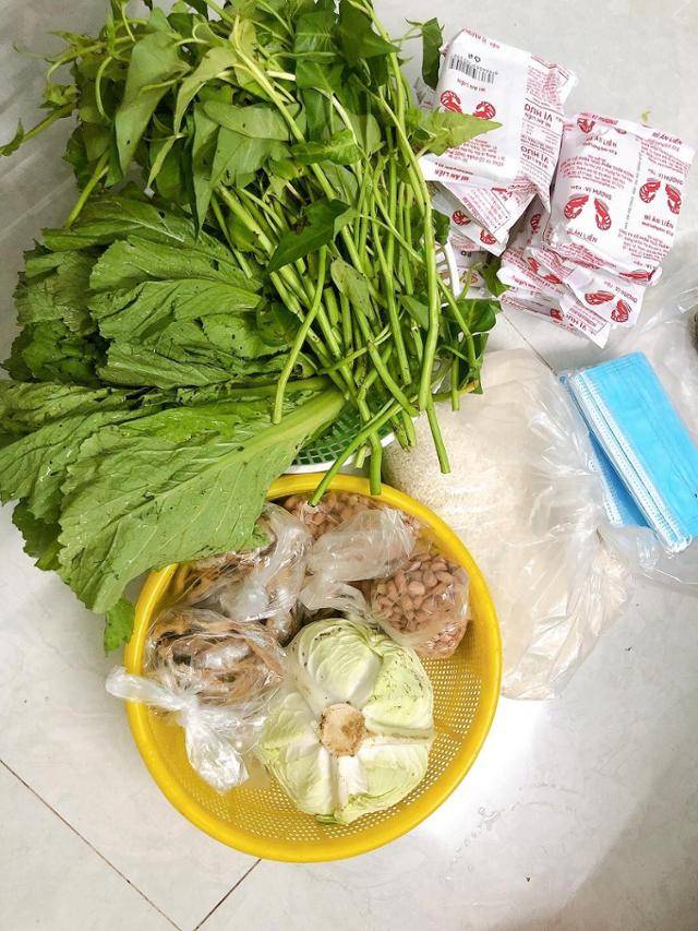 1일 베트남 호찌민의 한 현지인이 수령한 군 제공 비상 식료품 기본 콤보(쌀ㆍ건면ㆍ야채ㆍ마스크)의 실상. 호찌민 현지인 제공