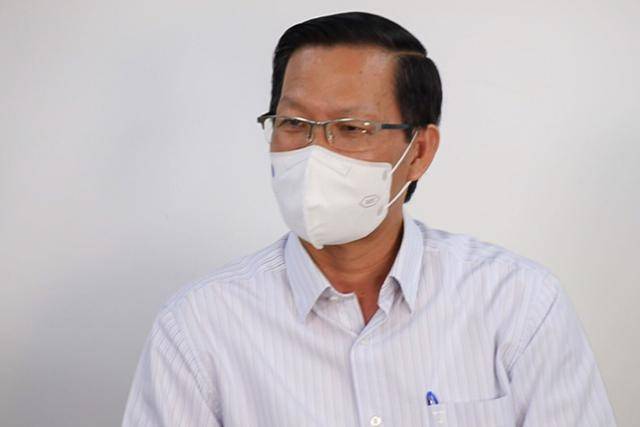 6일 판반마이 베트남 호찌민 인민위원장이 코로나19 방역정책 변화와 관련해 현지 매체들과 인터뷰를 진행하고 있다. VN익스프레스