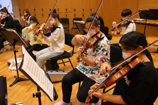 '금난새와 여수 꿈나무 드림 콘서트' 공연에 참가하는 여수음악제 음악학교 학생들이 여수 예울마루 공연장 연습실에서 바이올린을 연주하고 있다. KBS교향악단 제공