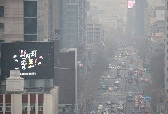 지난해 12월 23일 서울 종로 거리가 연무로 덮여 온통 희뿌옇게 보인다. 연합뉴스