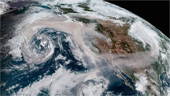2020년 9월 12월 미 해양대기국(NOAA GOES-West) 인공위성이 촬영한 미국 서부의 산불 연기. 세계기상기구(WMO).
