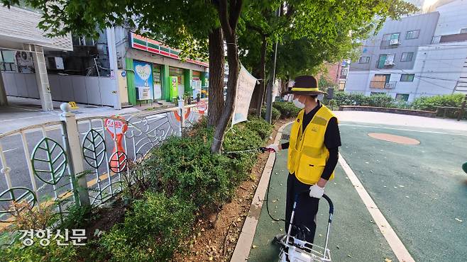 서울 서초구 ‘모기 보안관’ 이신규씨가 9일 오전 반포1동 주택가에서 도로변 수풀에 살충제를 뿌리고 있다. 김태희 기자