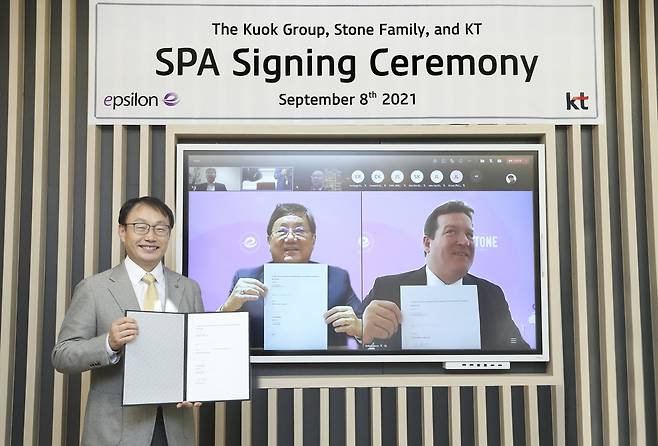 From left: KT CEO Ku Hyeon-mo, Kuok Group Chairman Kuok Khoon Ean and Stone Family managing partner Andrew Jonathan pose for a group photo during an online signing ceremony for KT’s acquisition of Epsilon on Wednesday. (KT)
