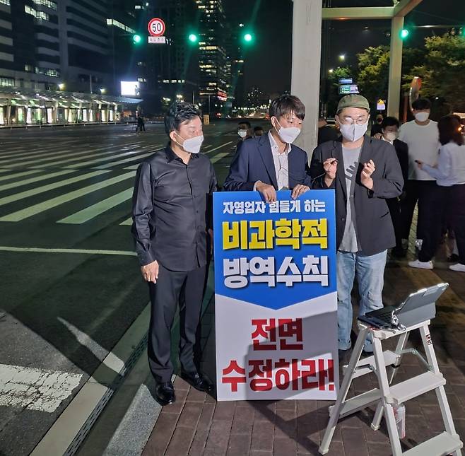 9일 새벽 여의도 국회의사당 앞을 찾은 이준석 국민의힘 대표 /사진=정세진 기자