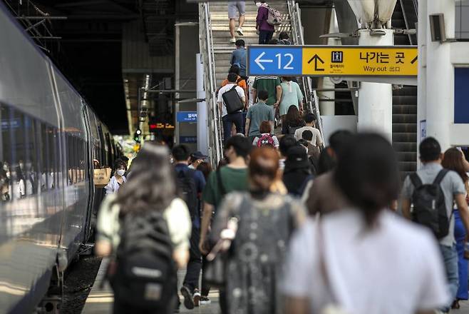 [서울=뉴시스] 정병혁 기자 = 광복절 연휴 마지막날인 16일 오전 서울 중구 서울역에서 시민들이 이동하고 있다. 2021.08.16. jhope@newsis.com