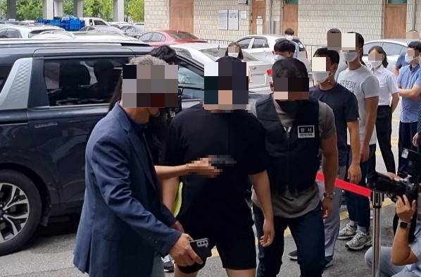 '의정부 고교생들의 30대 폭행치사 사건' 관련 폭행치사 혐의를 받고 있는 10대 A군 등 2명이 지난달 10일 의정부지법에서 열리는 영장실질심사를 받기 위해 법정으로 이동하고 있다. /사진=뉴시스