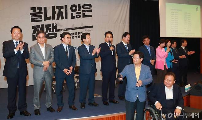 안민석 더불어민주당 의원이 29일 오후 서울 여의도 국회 헌정기념관에서 열린 박근혜·최순실 등 국정농단세력을 추적한 이야기를 담은 자신의 저서 '끝나지 않은 전쟁' 개정 증보판 출판기념회에 참석한 의원들과 대화를 하고 있다. /사진=이동훈 기자 /사진=이동훈 기자 photoguy@