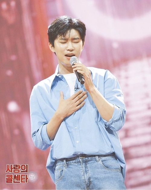 Singer Lim Young-woong perfected Cheong-cheon FashionRomantic Call Centre of Love posted a picture of 9th day Lim Young-woong singing.Lim Young-woong in the photo is singing in jeans and a blue shirt.The netizen responded lovely and cool,On the other hand, in the 70th episode of the comprehensive programming channel TV Chosun entertainment program I Call for Applications - Romantic Call Centre of Love (hereinafter referred to as Romantic Call Centre of Love), TOP6 Lim Young-woong, Young Tak, Lee Chan Won, Chung Dong Won, Jang Min Ho, Kim Hee Jae and Youth 6 Park Nam Jung, Kim Jung-hyun, Jung Tae It is a special feature of Our Youth, where Woo, Kim Hyung-jung, Jung Jae-wook and Kim Kyung-rok travel their time to regain their lost youth, giving a stage of memories with laughter and impression.TOP6 Lim Young-woong stimulated emotion with a meaningful selection of songs of gifts during the obscurity, and Kim Jung-hyun praised Lim Young-woong for emotions are better than actors after listening to the song.
