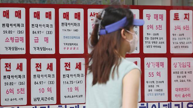 서울 양천구의 한 공인중개사에 붙은 매매 및 전세가격표 모습. [연합]