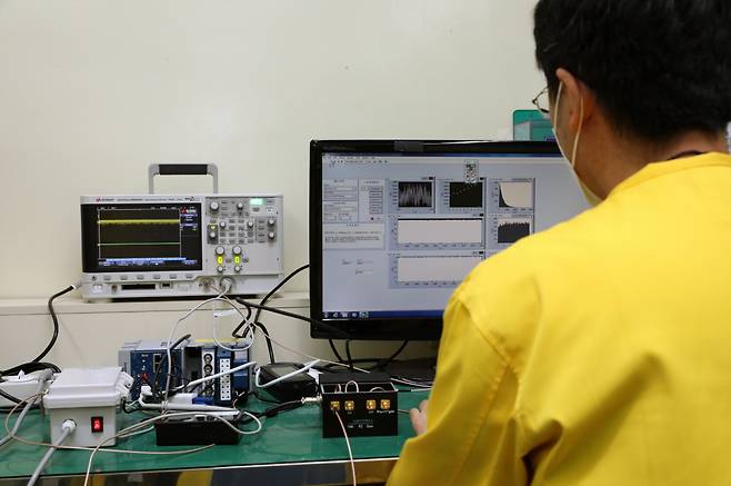 김종범 박사가 베타선 신호의 무작위성을 이용해 난수를 생성하고 있다.[한국원자력연구원 제공]