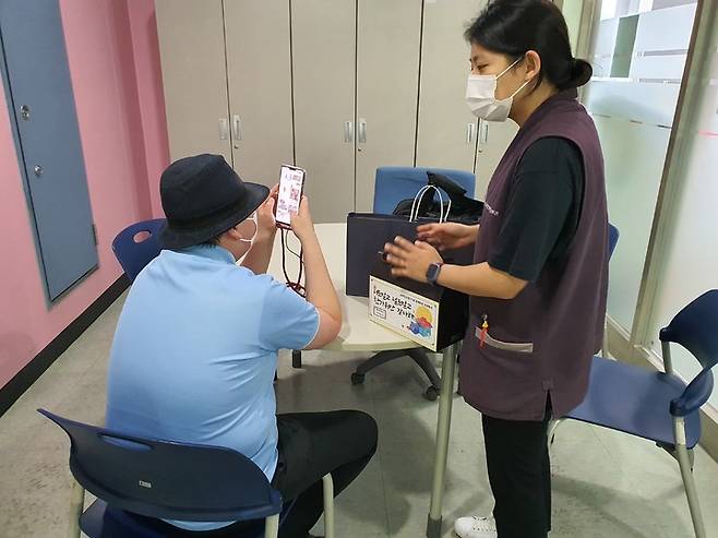 [서울=뉴시스] 서울시에서 추석을 맞이해 추석 맞이 물품을 전달하는 모습. (사진=서울시 제공) 2021.09.09. photo@newsis.com  *재판매 및 DB 금지