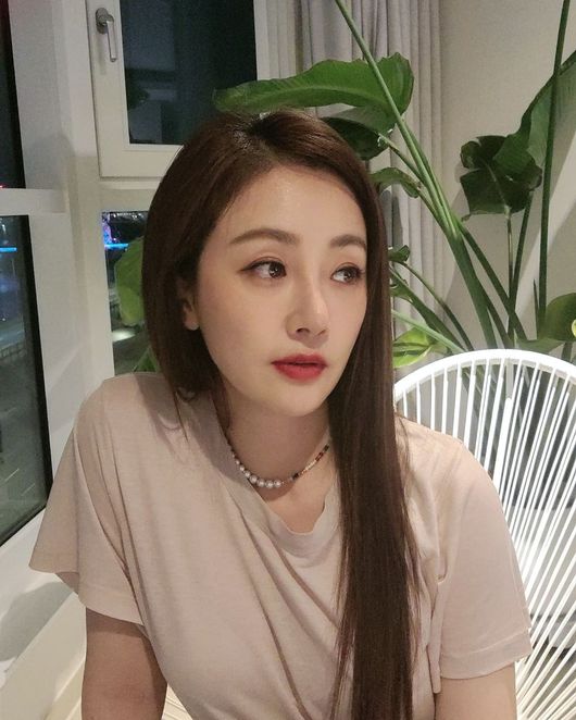 Actor Oh Na-ra and Lovelyz Americas praised each others beautiful looks.Oh Na-ra posted an article and a photo on his instagram on the 8th, Off work. Lets drink a glass of water and wash it.The photo showed Oh Na-ra, who arrived home after Offwork, leaving her beautiful looks as a selfie before she erased her makeup.Oh Na-ra was admirable for boasting of her years-old beautiful look.Lovelyz Americas also admired Oh Na-ras beautiful looks, saying, Hah ... Is not it really too pretty?Oh Na-ra replied, Will you do it, you little bitch?The usual beautiful look praise at the opening of Sixth Sense also led to SNS, which drew laughter.On the other hand, Oh Na-ra is currently appearing on TVN Sixth Sense.