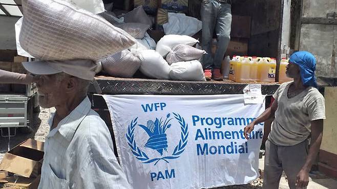 식량을 공급받는 아이티 지진 피해자들의 모습 (사진=WFP 제공)