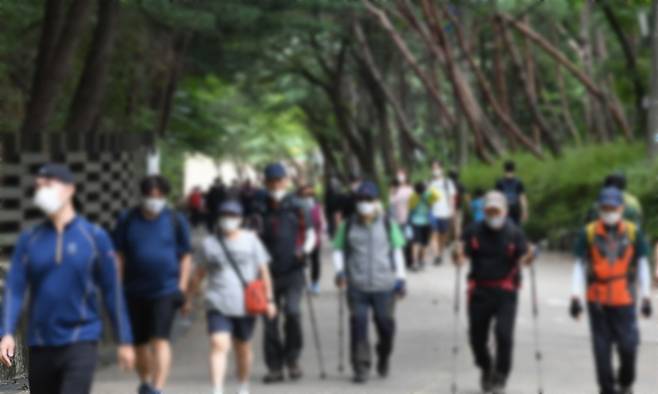 9월 들어 첫 번째 휴일인 5일 시민들이 등산을 하고 있다. 세계일보 자료사진