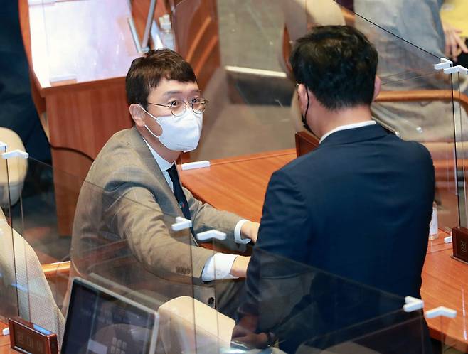 김웅 국민의힘 의원(왼쪽)이 9일 서울 여의도 국회에서 열린 본회의에 참석해 동료 의원과 대화하고 있다. 공동취재 사진