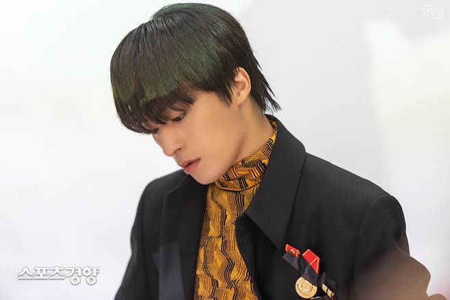 배우 구교환 화보 비하인드컷. 사진 나무엑터스