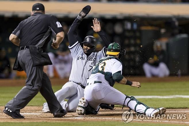 슬라이딩으로 득점하는 엘로이 히메네스 [AP=연합뉴스]