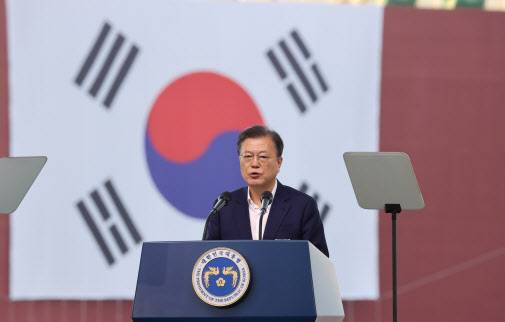문재인 대통령이 9일 경남 거제시 삼성중공업에서 열린 K-조선 비전 및 상생 협력 선포식에서 발언을 하고 있다.(사진=연합뉴스)