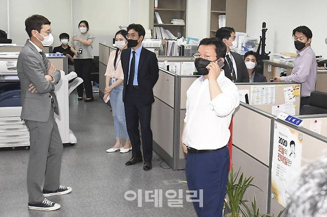 [이데일리 노진환 기자] 고위공직자범죄수사처가 10일 윤석열 전 검찰총장의 이른바 ‘고발 사주’ 의혹과 관련, 핵심 당사자로 거론되는 국민의힘 김웅 의원의 국회 의원회관 사무실 압수수색에 들어간 가운데, 김웅 의원실에서 심각한 표정을 짓고 있다.