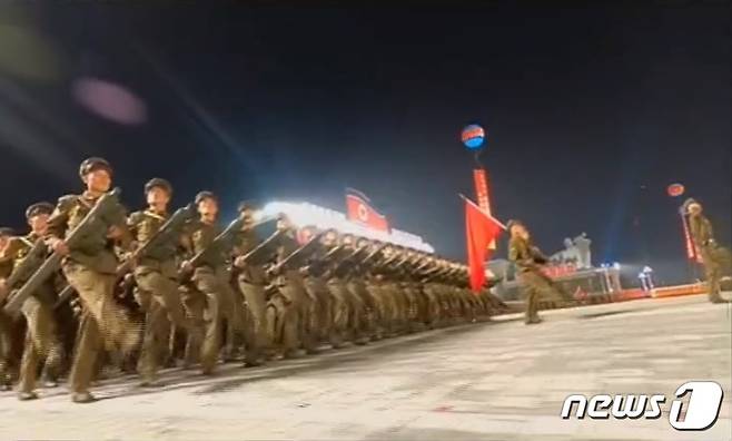 개인용 맨패즈(MANPADS·휴대용 대공미사일)을 들고 행군 중인 북한 노농적위군 부대원들 (조선중앙TV 캡처) © 뉴스1