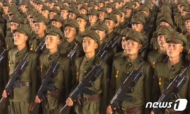 북한 정권 수립 73주년 기념 열병식에 참가한 노농적위군 부대원들이 유탄 발사기가 장착된 68식 보총을 메고 있다. (조선중앙TV 캡처) © 뉴스1