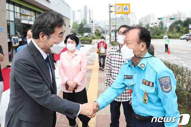 더불어민주당 대선주자인 이낙연 전 대표가 10일 전북 익산시에서 열린 로컬푸드 직매장 개장식에서 참석자들과 인사하고 있다. (이낙연 캠프 제공) 2021.9.10/뉴스1 © News1 오대일 기자