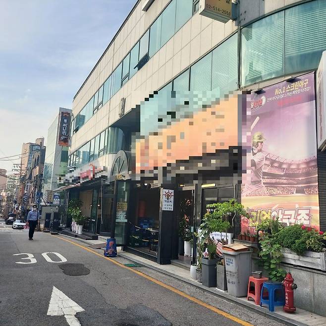 13세 미만 여자 청소년을 강제추행해 징역형을 선고 받은 성범죄자가 거주하고 있다는 건물. 건물에는 음식점과 사우나, 학원 등만 들어서 있고 거주시설이 없었다. /이정수 기자