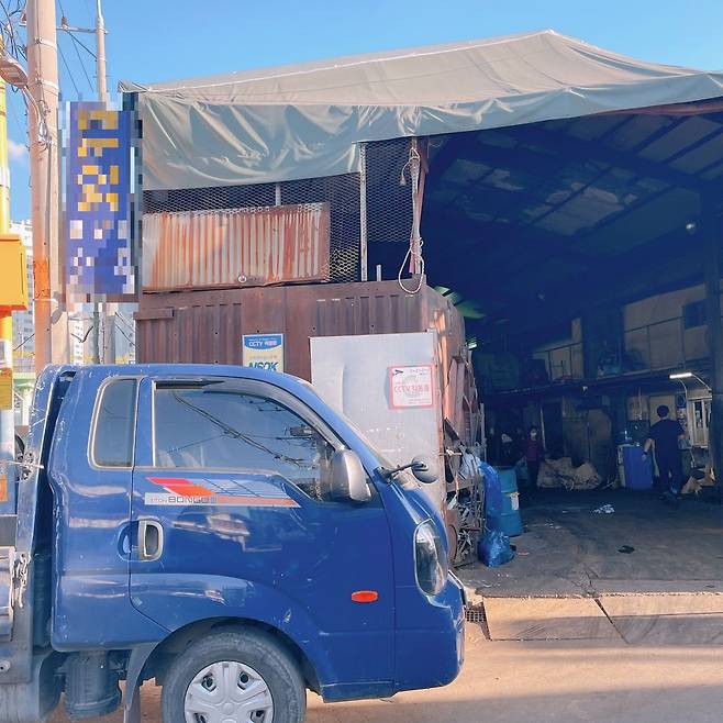 20대 여성 2명을 길거리에서 강제추행한 C씨가 거주하고 있다는 한 건물 주변에는 사람이 거주할만한 가건물 등이 보이지 않는다. /이신혜 기자