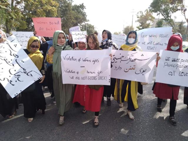 아프가니스탄 여성들이 6일 마자르이샤리프주에서 여성 권리 보장을 촉구하는 시위를 하고 있다. 마자르이샤리프=로이터 연합뉴스