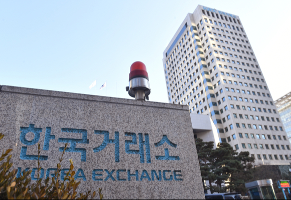 신한자산운용의 'SOL 미국S&P500 ESG' 상장지수펀드(ETF)가 오는 14일 유가증권시장에 상장된다. 사진은 서울 여의도 한국거래소 서울사무소.