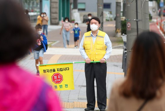 윤석열 전 검찰총장이 국민의힘 1차 경선 일정인 봉사활동을 수행하기 위해9일 서울 상계동 노일초등학교 인근 횡단보도에서 교통봉사를 하고 있다. 연합뉴스