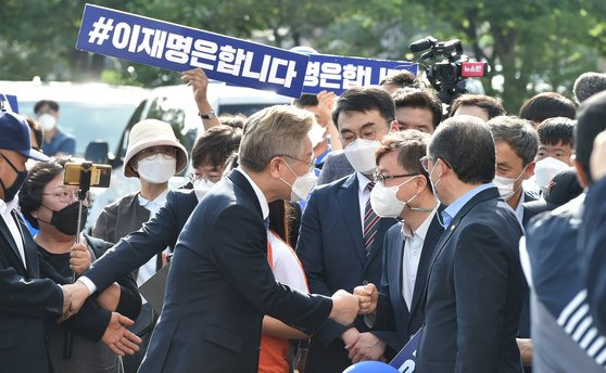 지난 7월 1일 이 지사는 대선 출마를 선언한 뒤 곧장 고향 경북 안동을 방문했다. 당시 경북 유교문화회관을 찾은 이 지사를 환영하는 지지자들. 뉴시스