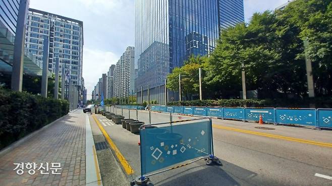 서울 서초구 서초대로 74길 삼성전자 서초사옥 앞 왕복 4차선 도로 양측 2개 차로가 9일 대형화분과 안전펜스로 둘러싸여 있다. 류인하 기자