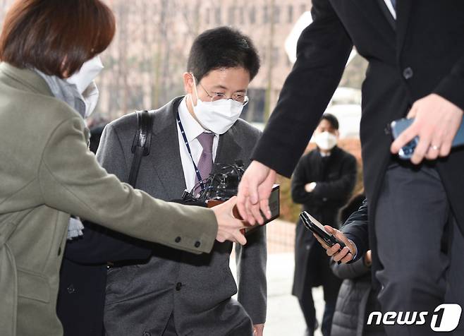 손준성 전 대검찰청 수사정보정책관이 2020년 12월10일 경기 정부과천청사 법무부로 들어서고 있는 모습. 법무부는 당시 법무부 정부과천청사에서 윤석열 검찰총장 징계 여부와 수위를 심의할 징계위를 개최했다./사진=뉴스1