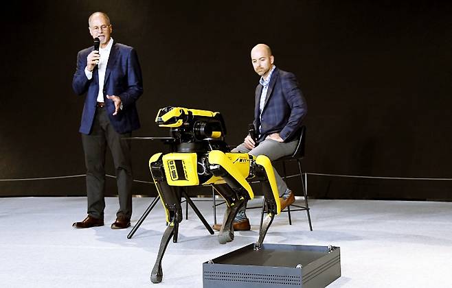 현대차그룹 일원이 된 세계적인 로봇 제조업체 보스턴다이내믹스의 로버트 플레이터 CEO(사진 왼쪽)가 그룹 차원의 협업에 대해 큰 기대감을 보였다. /사진제공=현대차그룹