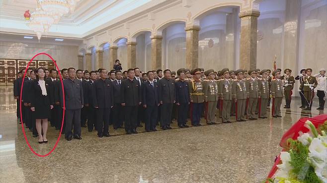 북한 김정은 국무위원장이 정권수립 73주년(9.9절) 당일인 지난 9일 부인인 리설주 여사와 함께 금수산태양궁전을 참배했다고 조선중앙TV가 10일 보도했다. 영상에서는 김 위원장의 동생인 김여정 노동당 부부장(붉은 원)이 참배하는 모습이 포착됐다. 연합뉴스