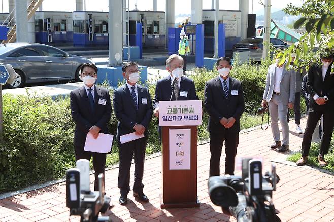 일산대교 무료화 선언 합동브리핑     (김포=연합뉴스) 임병식 기자 = 이재명 경기도지사(오른쪽 두번째)가 3일 경기도 김포시 걸포동 일산대교 요금소에서 최종환 파주시장(왼쪽), 정하영 김포시장(왼쪽 두번째), 이재준 고양시장(오른쪽)과 함께 일산대교 무료화를 위한 공익처분 추진에 대해 브리핑하고 있다. 2021.9.3     andphotodo@yna.co.kr (끝)   연합뉴스