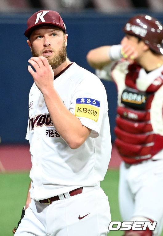 [OSEN=고척, 민경훈 기자] 10일 오후 서울 고척 스카이돔에서 ‘2021 신한은행 SOL KBO 리그’ 키움 히어로즈와 KIA 타이거즈의 경기가 열렸다.4회초를 마친 키움 선발 요키시가 땀을 닦으며 덕아웃으로 향하고 있다. 21.09.10/rumi@osen.co.kr