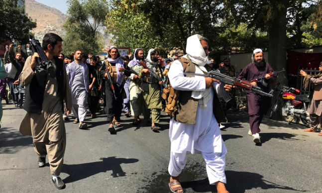 카불 내 여성 시위대에 대한 탈레반의 강경 대응이 이어지고 있다. 사진은 지난 7일(현지시간) 시위대를 진압하고 있는 탈레반의 모습. 카불=AP/뉴시스