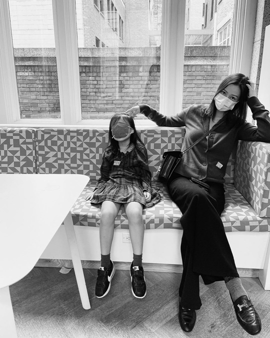On the 10th, Son Tae-young wrote a picture on his instagram with a photo Playing rights.Lee Ho and the last date of vacation # Design Museum #cooperhewittdesignmuseum .Son Tae-young and daughter Lee Ho, who are currently living in United States of America in the public photos, are enjoying a relaxed routine together.Especially, the appearance of Ms. Lee, who resembles the physical of her mother Son Tae-young and her father Kwon Sang-woo, attracted attention.Son Tae-young married Actor Kwon Sang-woo in 2008 and has one male and one female.Currently, I am staying with my children in United States of America and actively communicating through SNS.Photo Son Tae-young SNS