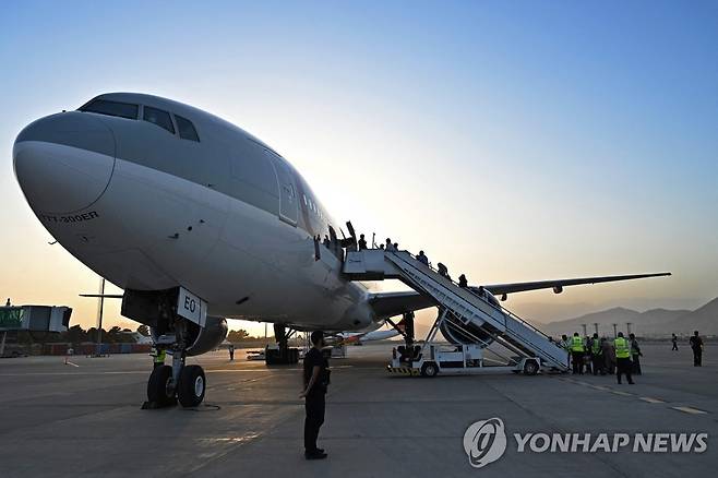 美 철군완료 후 첫 외국인 대피 항공기 카불공항서 이륙 [AFP=연합뉴스]