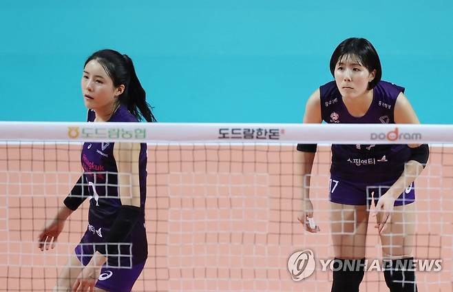 흥국생명에서 뛰었던 쌍둥이 자매 이재영(오른쪽), 이다영 [연합뉴스 자료 사진]