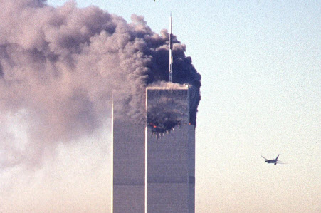 2001년 9월 11일 알 카에다의 비행기 자살 공격에 불타고 있는 미국 뉴욕의 세계무역센터(사진=AFP)