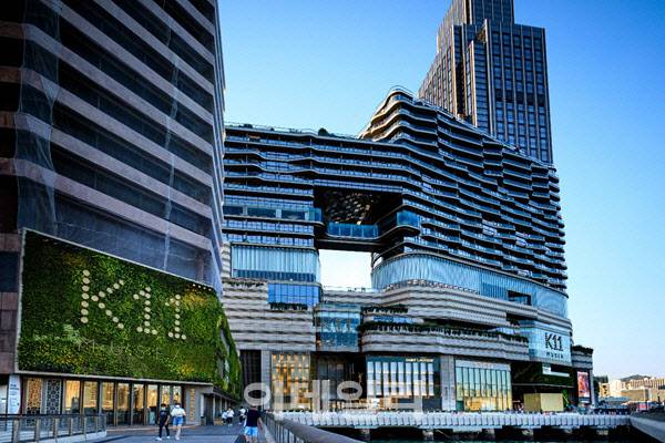 K11Musea은 쇼핑을 하면서 동시대 현대미술 세계 거장의 작품을 무료로 만날 수 있는 곳이다.