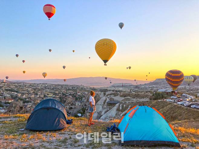 카파도키아 열기구를 배경으로 즐기는 캠핑(사진=터키문화관광부)