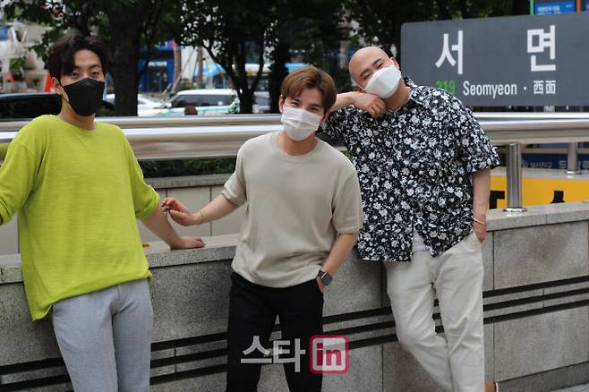 왼쪽부터 윤지환, 기태, 미러볼