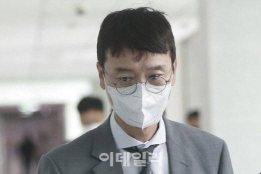 고위공직자범죄수사처가 10일 윤석열 전 검찰총장의 이른바 “고발 사주” 의혹과 관련, 핵심 당사자로 거론되는 국민의힘 김웅 의원의 국회 의원회관 사무실 압수수색에 들어간 가운데, 김웅 의원이 사무실로 들어서고 있다(사진=이데일리 노진환 기자).