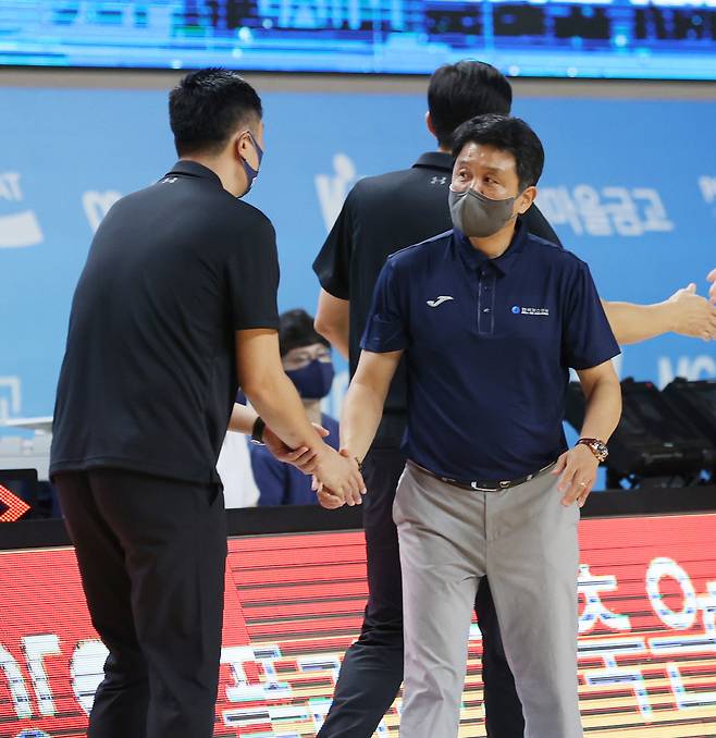 인사하는 유도훈-장창곤 감독. 11일 경북 상주체육관에서 열린 2021 MG 새마을금고 KBL컵 상무와 한국가스공사 경기에서 유도훈 가스공사 감독(오른쪽)과 상무 장창곤 감독이 경기를 마치고 인사하고 있다. (상주=연합뉴스)